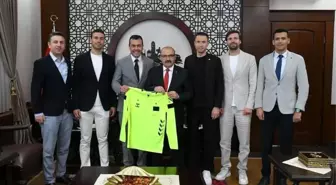 FIFA ve Üst Klasman Hakemleri Balıkesir Valisi'ni Ziyaret Etti