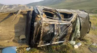 Başkale'de MEB Personelini Taşıyan Kamyonet Takla Attı: 4 Yaralı