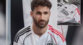 Beşiktaş yeni sezon formalarını tanıttı