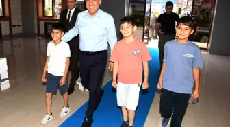 Bingöl Valisi Çocuklarla Cuma Namazı Kıldı, Onlara Hediye Verdi