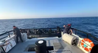 İzmir'de Düzensiz Göçmenleri Taşıyan Bot Kurtarıldı