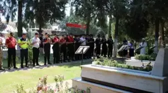 Jandarma, şehitleri kabri başında andı