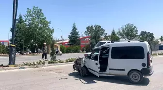 Karaman'da Trafik Kazası: Hafif Ticari Araç Aydınlatma Direğine Çarptı