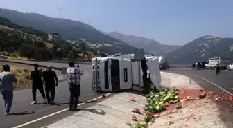 Osmaniye'de Karpuz Yüklü Kamyon Devrildi, Sürücü Yaralandı