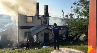 Kastamonu'da Yangın: İki Katlı Ahşap Ev Kül Oldu