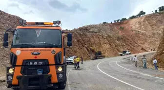 Erzincan'da Tır Virajda Kayalığa Çarptı, İş Makinası Yola Düştü