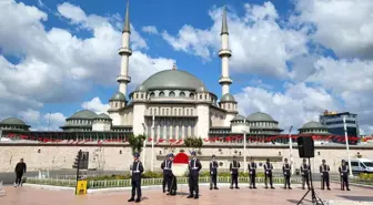 Jandarma Genel Komutanlığı'nın 186'ncı yıldönümünde Taksim Cumhuriyet Anıtı'na çelenk bırakıldı