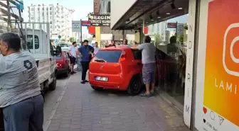 Adana'da Otomobil Mağazaya Daldı, Sürücü Yara Almadan Kurtuldu