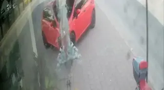 Adana'da Otomobil Mağazaya Daldı: Kadın Sürücü Yaralanmadı