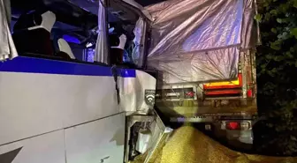 Manisa'da Servis Aracı Tıra Çarptı: Çok Sayıda Yaralı Var