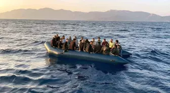 Yunan Sahil Güvenlik Unsurları Tarafından Türk Karasularına İtilen 21 Düzensiz Göçmen Kurtarıldı