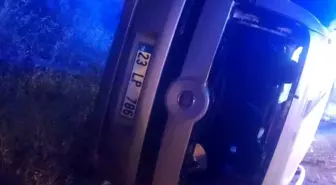 Elazığ'da Hafif Ticari Araç Kaza Yaptı: 2 Yaralı