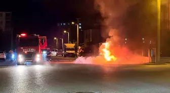 Kahramanmaraş'ta Park Halindeki Otomobil Yandı