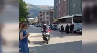 Motosikletli trafik polisi, öğrenciyi sınava yetiştirdi