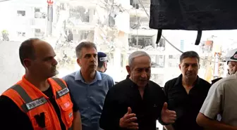 Netanyahu, Füze Saldırısının Gerçekleştiği Bölgeyi Ziyaret Etti