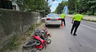 Sapanca'da Otomobil ve Motosiklet Çarpıştı: 1 Ağır Yaralı
