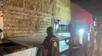Hatay'da Saman Balyası Yüklü Tırda 31 Kaçak Göçmen Yakalandı