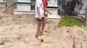 Babalar Gününde Aile Kabristanını Ziyaret Eden Acılı Baba