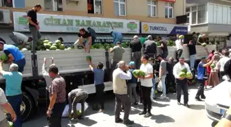 Ahlat'ta Hayırsever Çiftçiden 30 Ton Karpuz Dağıtıldı