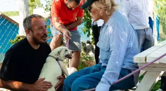 Ajda Pekkan, Emekli Hayvan Çiftliği'ni Ziyaret Etti