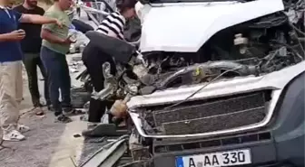 Mersin'de Karavan Minibüs Kamyonete Çarptı: 1 Ölü, 1 Yaralı
