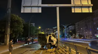 İzmit'te Kamyon Tabela Direğine Çarptı: Sürücü Yaralandı