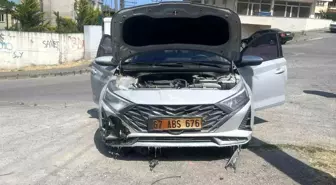Zonguldak'ta Elektrik Tellerinin Kıvılcımları Araç Yangınına Neden Oldu