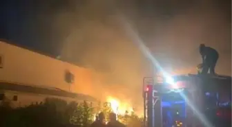 Akyazı'da Tül Fabrikasına Sıçrayan Yangın Kontrol Altına Alındı