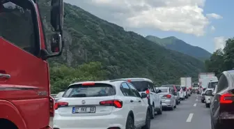 Geyve'de Trafik Kazası: 3 Yaralı