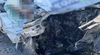 Bayburt'ta Tır ve Kamyonet Kafa Kafa Çarpıştı: 1 Ölü, 2 Yaralı