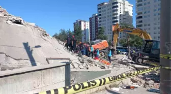 Kahramanmaraş'ta Yıkım Sırasında İş Makinesine Çöken Bina, Operatörün Hayatına Mal Oldu