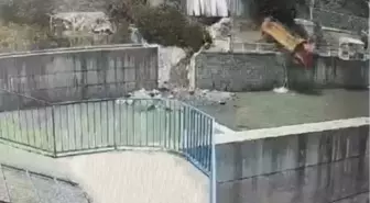 Artvin'de Kamyon Dereye Düştü: Sürücü Yaralandı