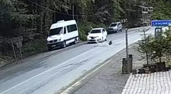 Rize'de Yamaçtan Kopan Kaya, Otomobilin Önüne Düştü