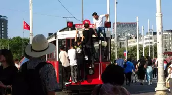 İstiklal Caddesi'nde Gençlerin Tehlikeli Tramvay Yolculuğu