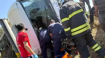 Hatay'da Hafriyat Kamyonu Devrildi: Sürücü Yaralandı