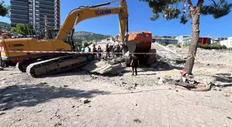 Kahramanmaraş'ta Yıkım Kontrolden Çıktı, Operatör Enkaz Altında Mahsur Kaldı