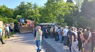 Trabzon'da Çay Yüklü Kamyonet Devrildi: 8 Yaralı