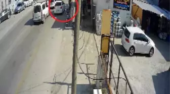 Hatay'da Emniyet Şeridinde Kaza: Yaya Kıl Payı Kurtuldu