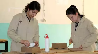 Şırnaklı Genç Kızlar Mobilya Sektöründe Tabuları Kırıyor
