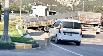 Hatay'da Tır Dorsesi Yolda Kaldı