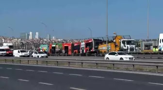 İstanbul'da Arızalı Metrobüsü Taşıyan Vinç Bariyerlere Sürtüldü