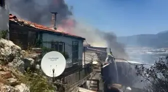 İzmir'de Kontrolden Çıkan Yangında Ev ve Depo Alev Alev Yandı