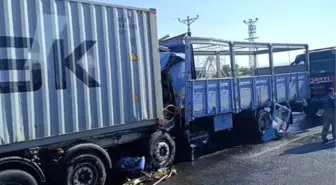 Ankara'da Kamyonun Tıra Çarpması Sonucu Sürücü Ağır Yaralandı