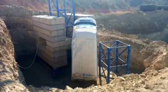 Hatay'da Minibüs Devrildi: 4 Yaralı