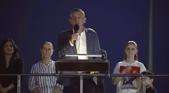 Özgür Özel'den CHP Mitinginde Sert Açıklamalar