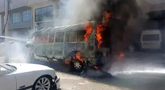 Denizli'de Seyir Halindeki Minibüs Alev Alev Yandı