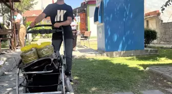 Eskişehirli Çocuk Salamura Yapraklarıyla Sokaklarda