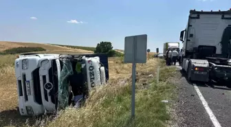 Tekirdağ'da Tır Devrildi, Sürücü Yaralandı