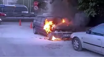 Avcılar'da Park Halindeki Otomobilde Yangın Çıktı