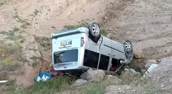 Başkalede Trafik Kazası: Kamyonet Dereye Uçtu, 2 Yaralı
